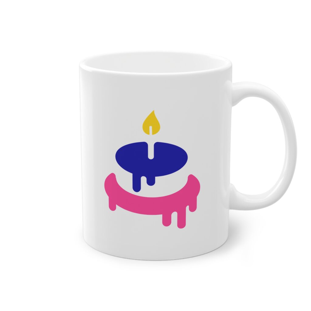 Weiße Tasse mit buntem Kerzendesign.