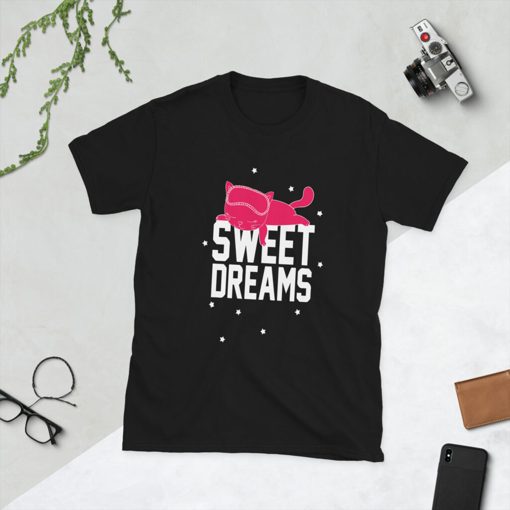 Schwarzes T-Shirt mit rosa Katze und "Sweet Dreams"-Aufschrift.