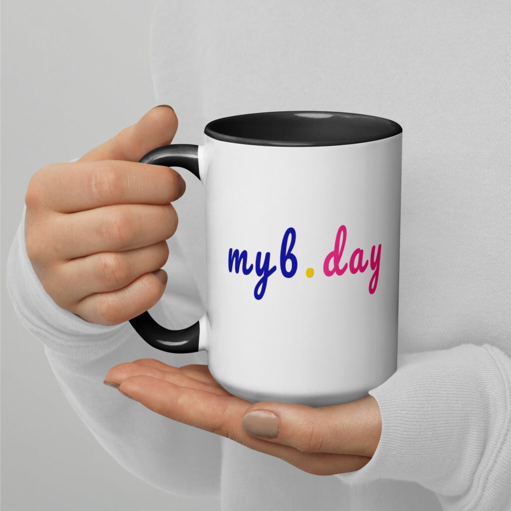 Person hält weiße Tasse mit "my b. day"-Aufschrift.